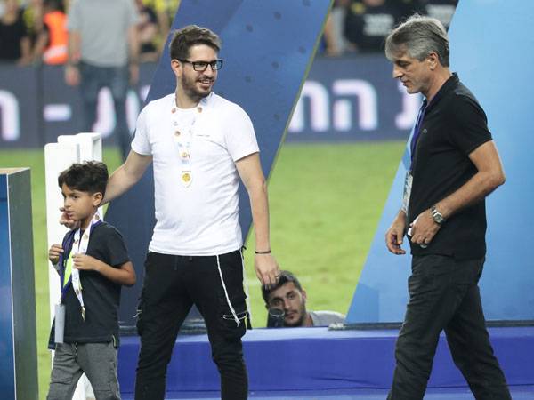 שחקני בית"ר חוגגים לאחר הזכייה בגביע הטוטו (צילום: דני מרון)