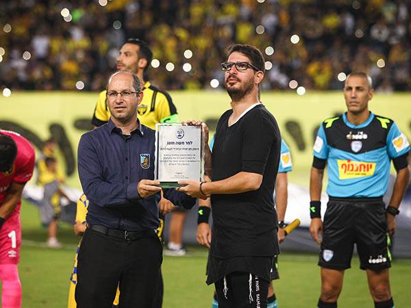 יותר מדי חגיגות מחוץ למגרש. חוגג מקבל את 'מגן ההדר הבית"רי' (אלן שיבר)