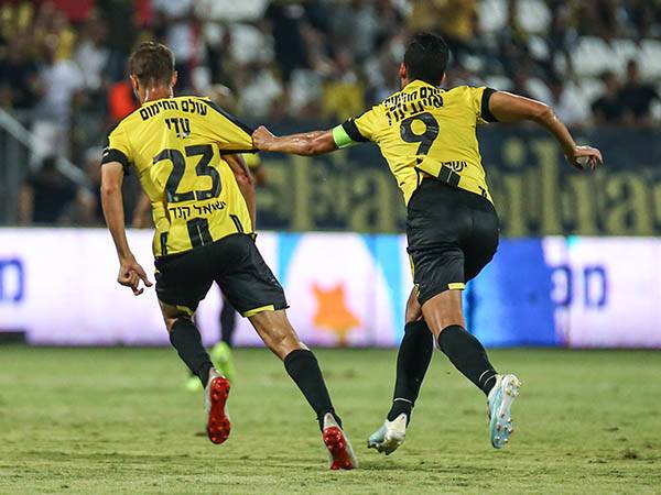 "מאוד חכם במשחק שלו", עדי (אלן שיבר)