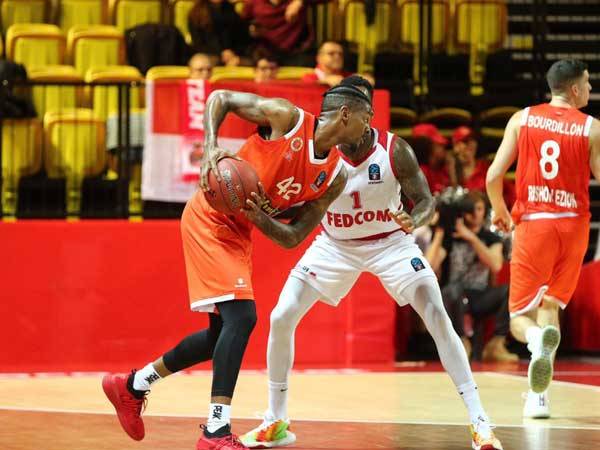 המילטון, קרב צמוד במונאקו (צילום: מנואל ויטלי)