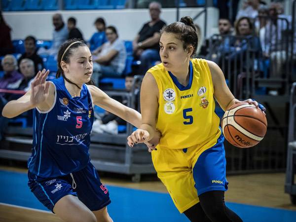 צליל וטורי. סל שלה קבע ניצחון (עודד קרני, באדיבות מנהלת ליגת העל לנשים בכדורסל)