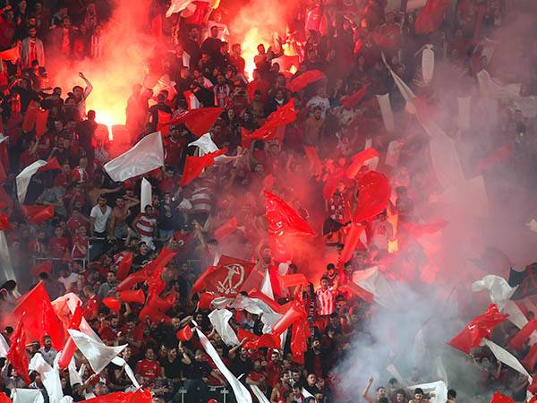 אוהדי הפועל ת"א הדליקו את שער 5 (אלן שיבר)