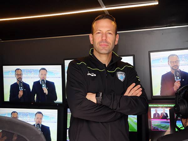 לצד ה-VAR. "מעריץ" (אלן שיבר)