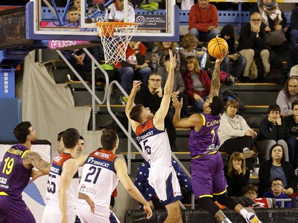 גם קופיין תרם את חלקו (FIBA)