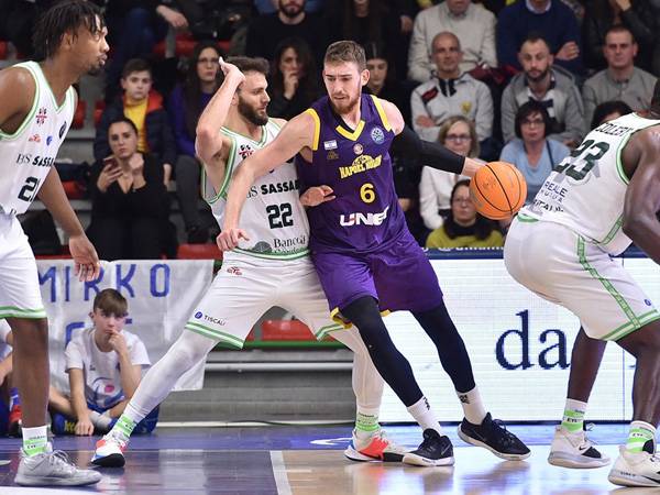 קליין. רבע שלישי טוב (FIBA)