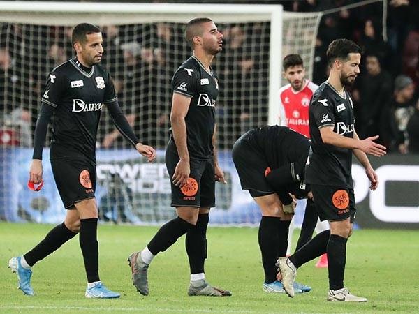 בדרך שוב ללאומית? שחקני נס ציונה בתום התבוסה בטרנר (צילום: דני מרון)