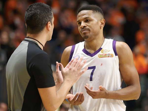 התעמת גם עם שחקן מהקבוצה שלו (אלן שיבר)