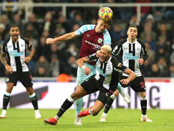 ג'יימס טראקובסקי מרחיק. ברנלי צריכה גול (Getty)