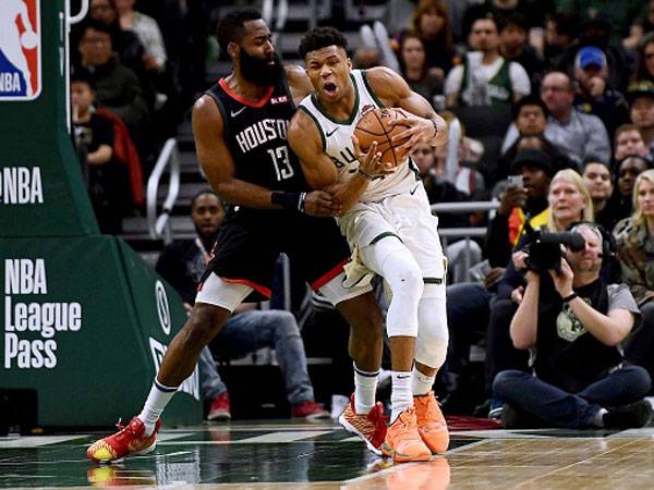 ה-MVP האמיתי? יאניס מול הארדן (צילום: Stacy Revere/Getty Images)