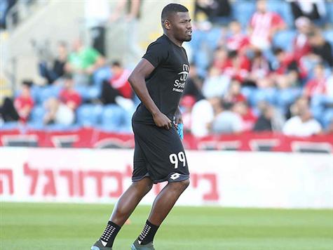 לוסיו מוכן לשריקה (צילום: אלן שיבר)