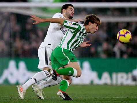 כדור חופשי יפה של סרחיו קנאלס, אבל הכדור טס ליד הקורה. בטיס מראה שגם היא בעניינים. (getty, Erwin Spek Soccrates Images)