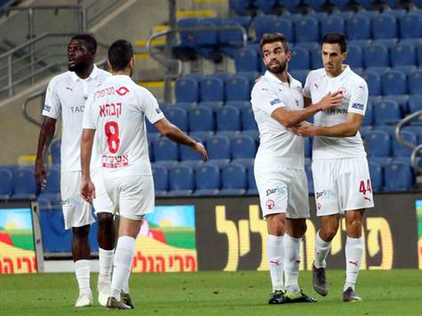 <STRONG>1:1!</STRONG> האסלביינק מסר כדור לאוגו, שבישל בעקב לאלחמיד. הבלם, שתופקד היום כמגן, ירה את הכדור מקצה הרחבה לפינה הרחוקה של זובאס. (אודי ציטיאט)