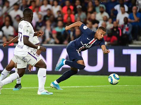 <STRONG>שוב אמבפה!</STRONG> החלוץ הצעיר פתח מעולה ושוב ירה, הפעם מצד שמאל של הרחבה, אך השוער הדף היטב.