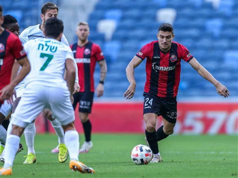 התקפה מסוכנת של הפועל חיפה הסתיימה בלי בעיטה לשער, אך זה בהחלט היה קרוב. לירן סרדל שלח כדור רוחב ממש קרוב למסגרת, רז שטיין ניסה להגיע ולא הצליח לגעת בכדור. (מאור אלקסלסי)