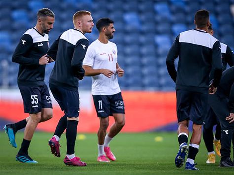 השחקנים התחילו את החימום. (מאור אלקסלסי)