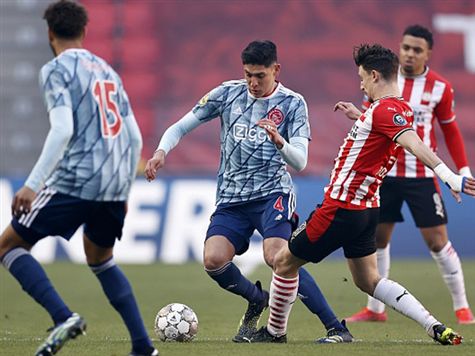 המשחק נפתח בשליטה של אייאקס שמניעה את הכדור בסבלנות. (GETTY)