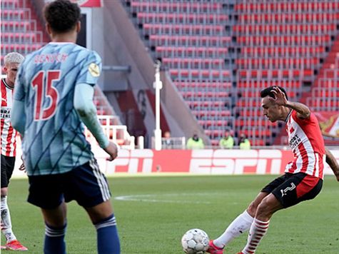 החלוץ הישראלי שלח כדור חופשי באומנות לרשת של סטקלנבורג. שער מספר 13 שלו בכל המסגרות! (GETTY)