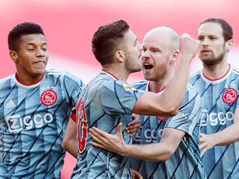 טאדיץ` חגג בפניו של דומפריס אחרי השער, והשחקנים נאלצו להפריד ביניהם. (GETTY)