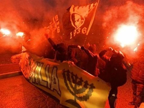 אוטובוס בית``ר נעצר בדרך למגרש על ידי אוהדי לה פמיליה, שעודדו עם אבוקות. <STRONG><FONT color=#0000ff>צפו במפגן התמיכה הגדול >>></FONT></STRONG>