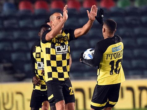 <STRONG>בית``ר מצמקת ל-3:2!!!</STRONG> אחרי השער, עטר הוסיף לעצמו בישול עם הגבהה למאתוסיניו, והברזילאי נגח לרשת! (ברני ארדוב)