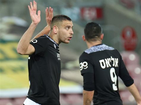 הבלם, שעדיין לא נרגע מהשער, איחר בתיקול ונכנס לפנקס. (דני מרון)