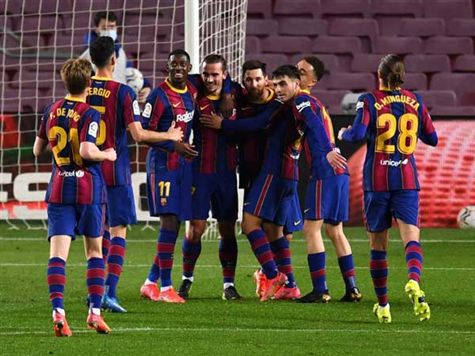 שריקת הסיום בקאמפ נואו! במשחק שבו מסי הפך לשיאן ההופעות (בצוותא עם צ`אבי, במשחק הבא יעקוף אותו), ברצלונה הביסה 1:4 את ווסקה. הפרעוש כיכב עם צמד נפלא ובישול למינגסה, גריזמן השלים בשער גדול משלו. הפער מהפסגה: 4 נקודות בלבד (GETTY)