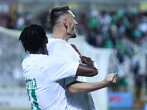 <STRONG>שריקת הסיום באיצטדיון הי``א! מכבי חיפה מביסה 0:3 את מ.ס אשדוד באיצטדיון הי``א ומצמק את הפער ממכבי תל אביב לנקודה בלבד. עומר אצילי (4 ו-64) ויובל אשכנזי (80) נתנו לברק בכר ניצחון בכורה בפלייאוף. ג`וש כהן הדף פנדל של רועי גורדנה (34) (צילום: דני מרון)</STRONG>