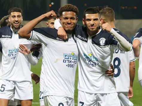 אחרי העפלתה של הפועל תל אביב לחצי הגמר אמש (גברה 0:1 על הפועל כפר שלם), תנסה האורחת להיות הנציגה השנייה של העיר תל אביב בשלב ארבע האחרונות. יתרה מכך, החבורה של עמיר נוסבאום רוצה להיות הסינדרלה הראשונה של רבע הגמר. נציגת הליגה הלאומית עברה את מכבי הרצליה (0:3), הדהימה את הפועל קריית שמונה (0:2) ואת הפועל רמת גן (1:3) בדרך למפגש עם סכנין הערב (אודי ציטיאט)