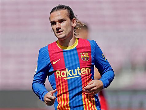 בארסה מנסה שוב לצאת קדימה. גריזמן העביר עומק, דסט לא הגיע והכדור יצא לקרן. (Getty Images)