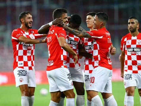 הבישול הוא של מיגל ויטור, שנגח את כדור הקרן לכיוון אקולטסה, וזה דחק מקרוב לרשת. (לירון מולדובן)