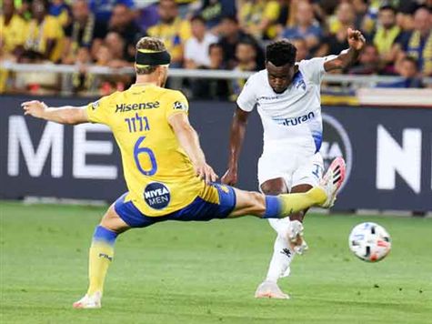 וואו! זה היה קרוב לשוויון. אנסה בעט טיל מ-20 מטרים ונעץ את הכדור בקורה (דני מרון)