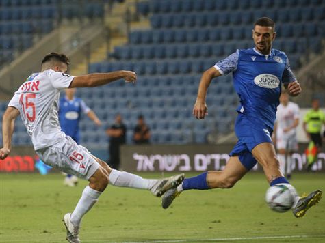 אלון אזוגי הצעיר כמעט וכבש כבר בהתקפה הראשונה במשחק, אבל הבעיטה שלו נעצרה ברשת החיצונית (אודי ציטיאט)