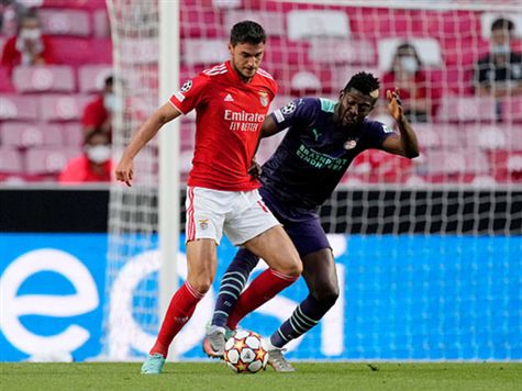 קצב מצוין באיצטדיון האור, הפעם הזדמנות לפורטוגלים. הרמה של רפא סילבה מצאה את סילבה שמהאוויר שלח כדור שלא מצא את המסגרת (צילום: Getty)