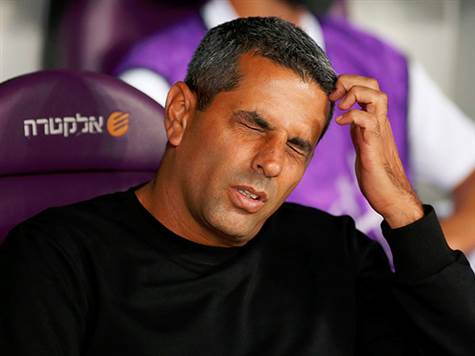 שרון מימר. משהו לא טוב עובר על הקבוצה שלו ברבע השעה הראשונה (אלן שיבר)