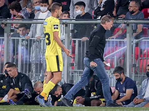 כדור עומק מצא את נחמני והוא התחיל לשעוט לשער, ותמיר עדי שרצה לעצור אותו נגע בכדור בידו. גם לאחר בדיקת VAR הכרטיס האדום נשאר. (מאור אלקסלסי)