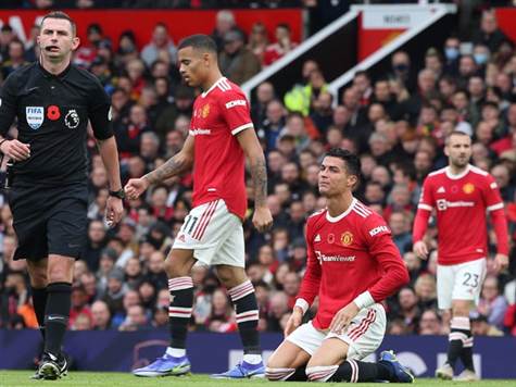 שקט מוחלט ביציעי אולד טראפורד. לא כך רצתה יונייטד להתחיל את הדרבי הזה (getty)