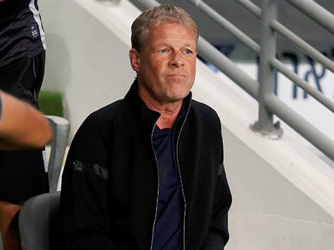 הקבוצה שלו פתחה נהדר את המשחק, אבל סביר להניח שגם קומאן רואה את המגמה במשחק - פ``ת מגבירה את הלחץ (צילום: אלן שיבר)