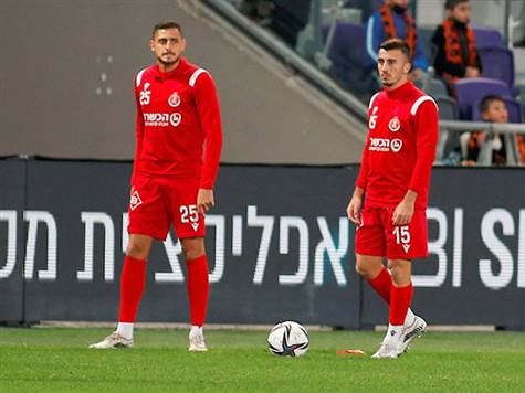 שחקני הפועל תל אביב מתחממים. מוקש בגביע (אלן שיבר)