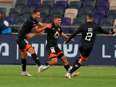 אלירן עטר עם בישול יפהפה. תנועה נהדרת שלו ברחבה עם הכדור מצאה את איליי מדמון חופשי לחלוטין, האחרון הבקיע מקרוב (אלן שיבר)