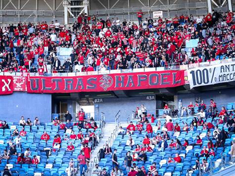 המשחק בעיצומו, אך עדיין יש תורי ענק בכניסה לאצטדיון סמי עופר. לא מעט אוהדים כבר עכשיו ביציע (מאור אלקסלסי)