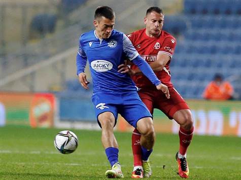 לא הרבה קורה בערב החורפי הזה באצטדיון המושבה (צילום: אלן שיבר)