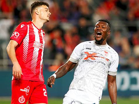 הפועל ת``א כבר הייתה במתפרצת של ארבעה שחקנים על שלושה, אבל דוידה שלח כדור לא טוב לפלומן, שהיה לבדו מול עמוס (אלן שיבר)