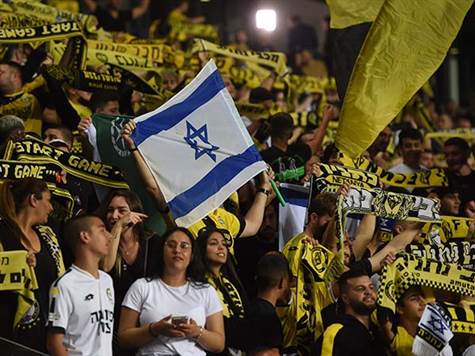 הקהל בנתניה מעודד במרץ את שחקניו (ברני ארדוב)