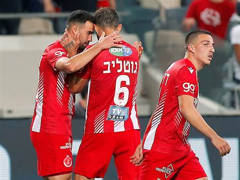 אך לא רק להפועל באר שבע יש מטרות בערב הזה. הפועל תל אביב, שנלחמת על המקום בין 4 הראשונות (שרוב הסיכויים שיוביל לאירופה), תקווה להיצמד לבני סכנין (אלן שיבר)