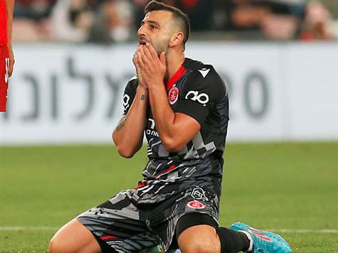 <STRONG>איזו הזדמנות להפועל תל אביב! אושר דוידה קיבל את הכדור בתוך הרחבה במצב נוח, אך העביר כדור רוחב לא מדויק ברגל ימין (אלן שיבר)</STRONG>