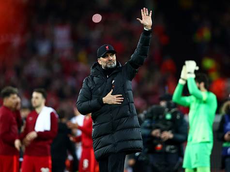 מנגד, ליברפול ספגה שלושה שערים, אבל עשתה את שלה נגד בנפיקה אחרי 3:3 רווי אירועים ששלח את האדומים לפגוש את ויאריאל בחצי, עם 4:6 בסיכום שני המשחקים (GETTY)