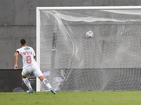 אזולאי שלח פנדל טוב לפינה השמאלית של הרשת. 0:2 להפועל ת``א! (ברני ארדוב)