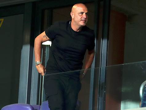 <P>יוסי אבוקסיס הערב ביציע - הוא מורחק לאחר הכרטיס האדום שנשלף לעברו נגד ריינה. מה הוא חושב עכשיו? (צילום: אלן שיבר)</P>