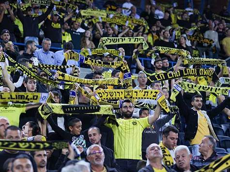 הקהל הבית``רי כן הפגין נוכחות, כרגע הם לא רואים יותר&nbsp;מדי (צילום: דני מרון)