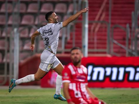 טעות קשה של פוליץ`, שניסה להחזיר כדור בהגנה, אבל פדידה היה שם כדי לקלוט את הכדור ולהשלים את המהפך של חדרה! (מאור אלקסלסי)